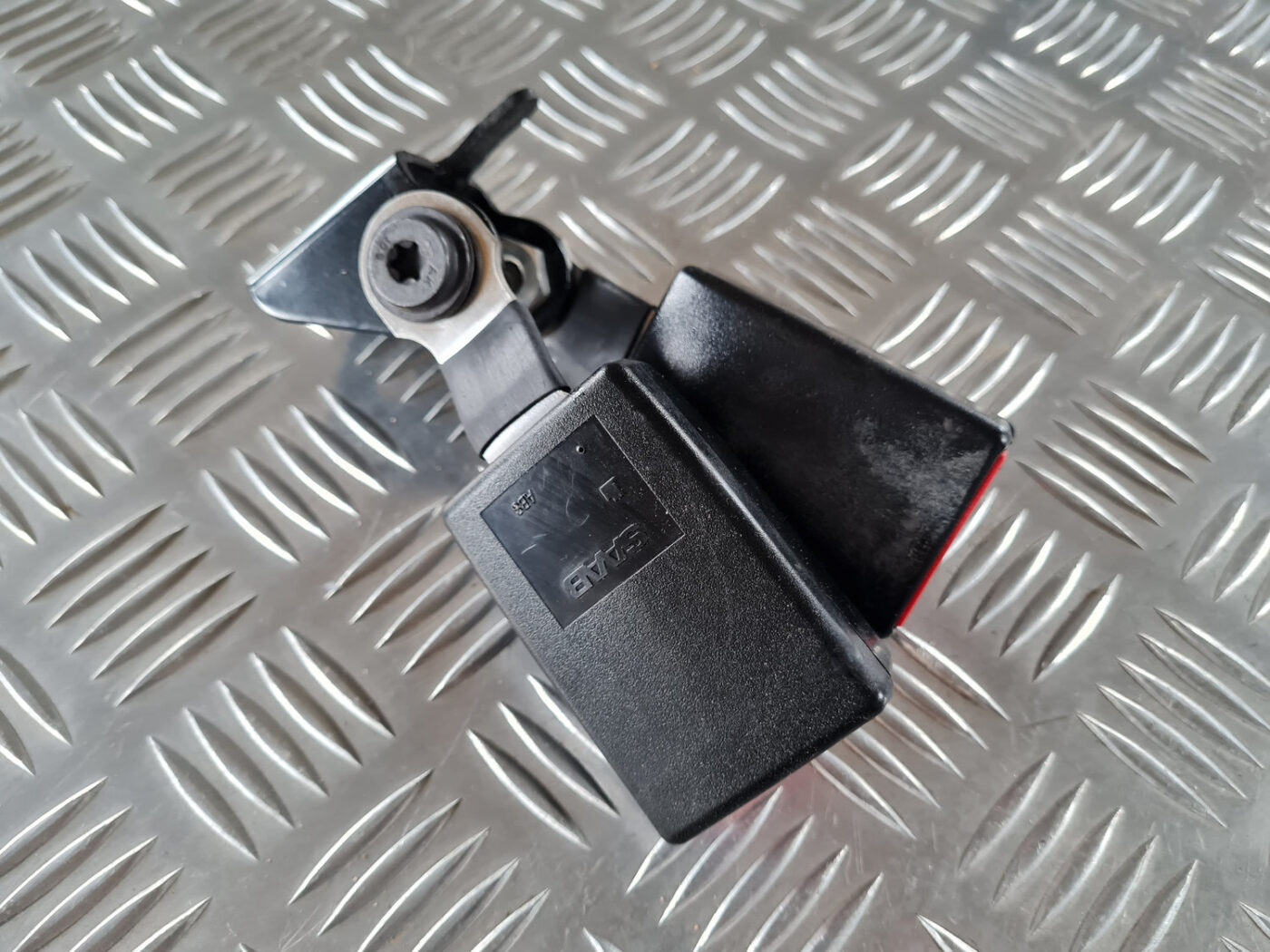 Aizmugurējā dubultā drošības jostas sprādze priekš SAAB 9-3 2009 2 Aizmugurējā dubultā drošības jostas sprādze priekš SAAB 9-3 2009