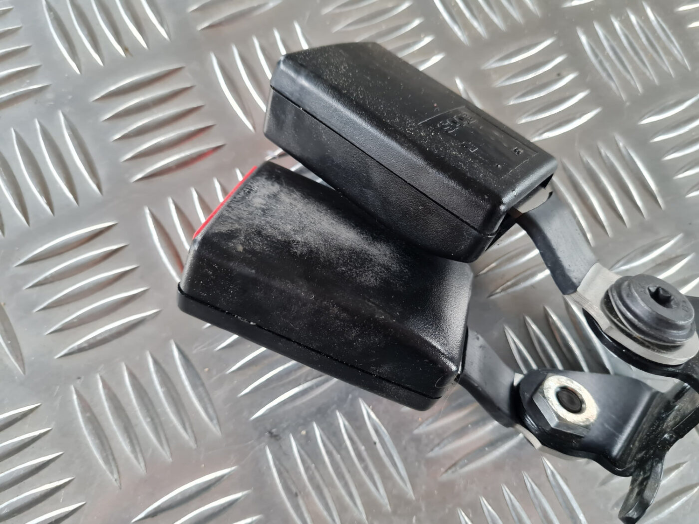 Aizmugurējā dubultā drošības jostas sprādze priekš SAAB 9-3 2009 5 Aizmugurējā dubultā drošības jostas sprādze priekš SAAB 9-3 2009