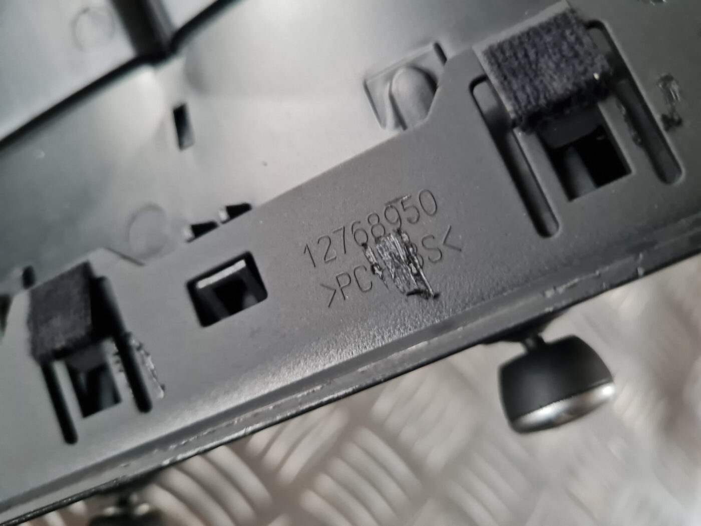 Mērinstrumentu paneļa gaisa vads, centrā priekš SAAB 9-3 2009 3 Mērinstrumentu paneļa gaisa vads, centrā priekš SAAB 9-3 2009