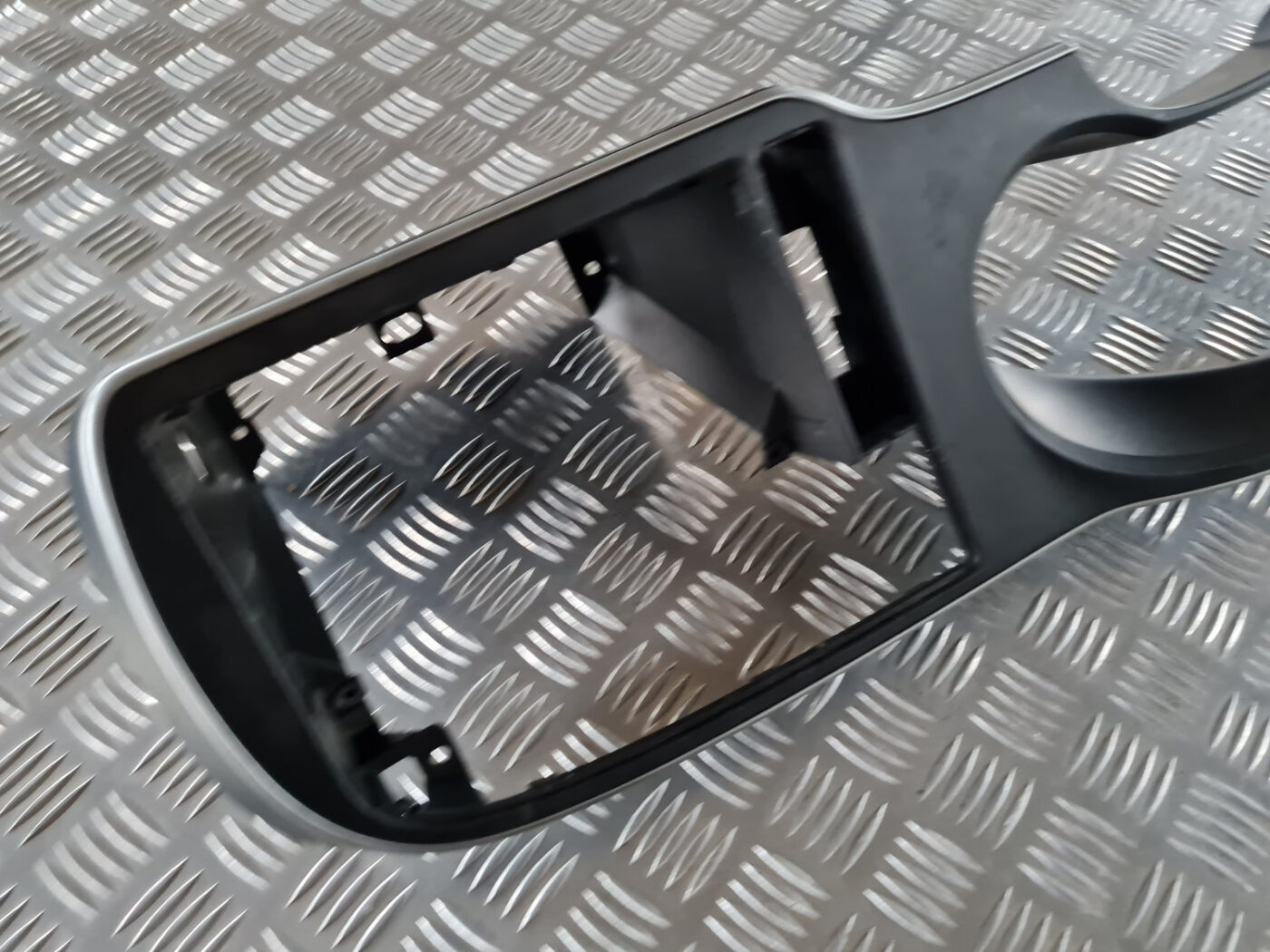 Spidometra apdare priekš SAAB 9-3 2009 2 Spidometra apdare priekš SAAB 9-3 2009