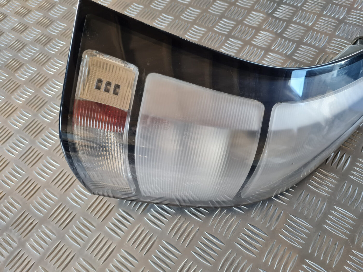 Aizmugurējais kreisais lukturis priekš SAAB 9-3 2009 2 Aizmugurējais kreisais lukturis priekš SAAB 9-3 2009