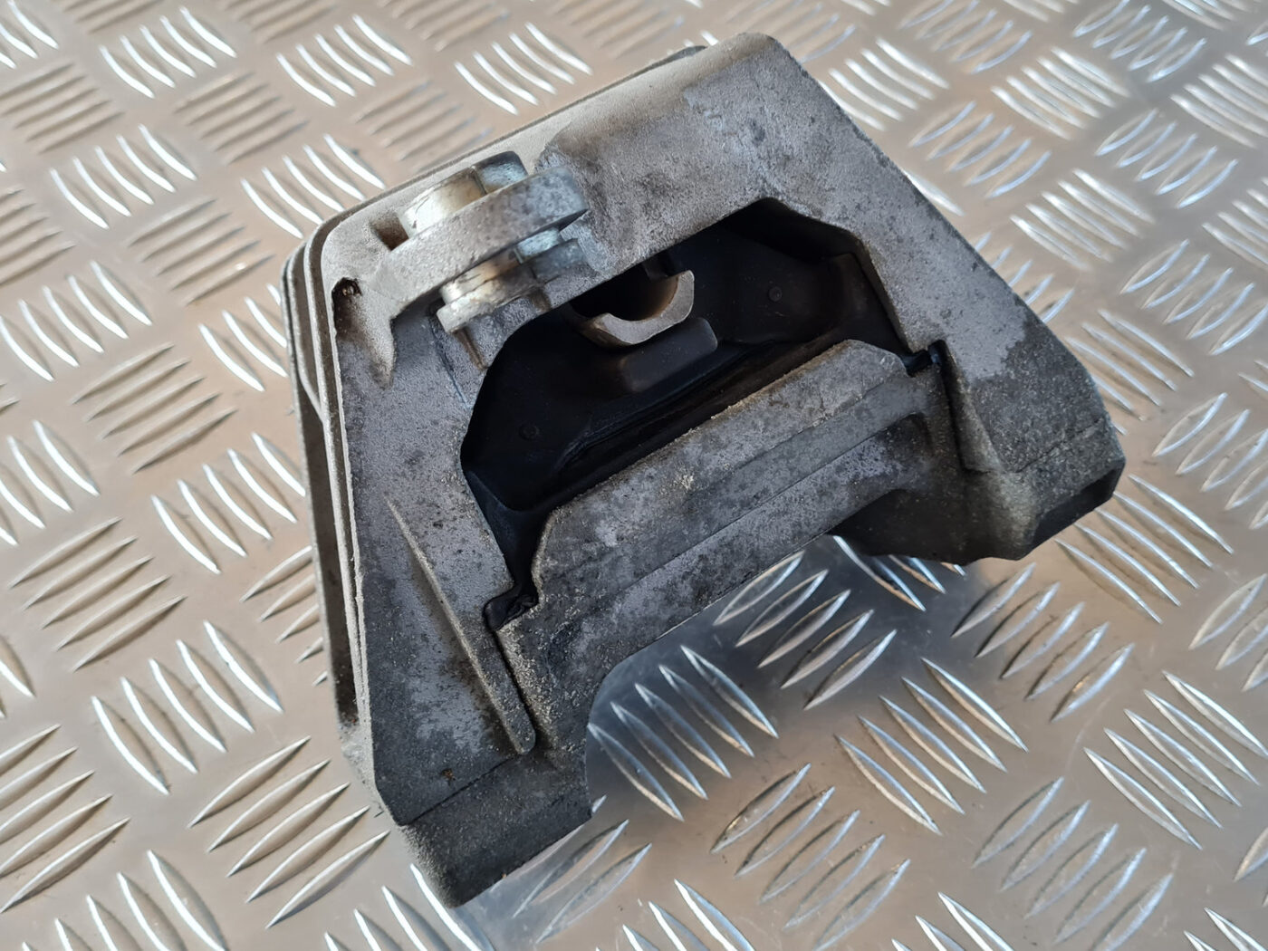 Dzinēja spilvens priekš SAAB 9-3 2009 4 Dzinēja spilvens priekš SAAB 9-3 2009