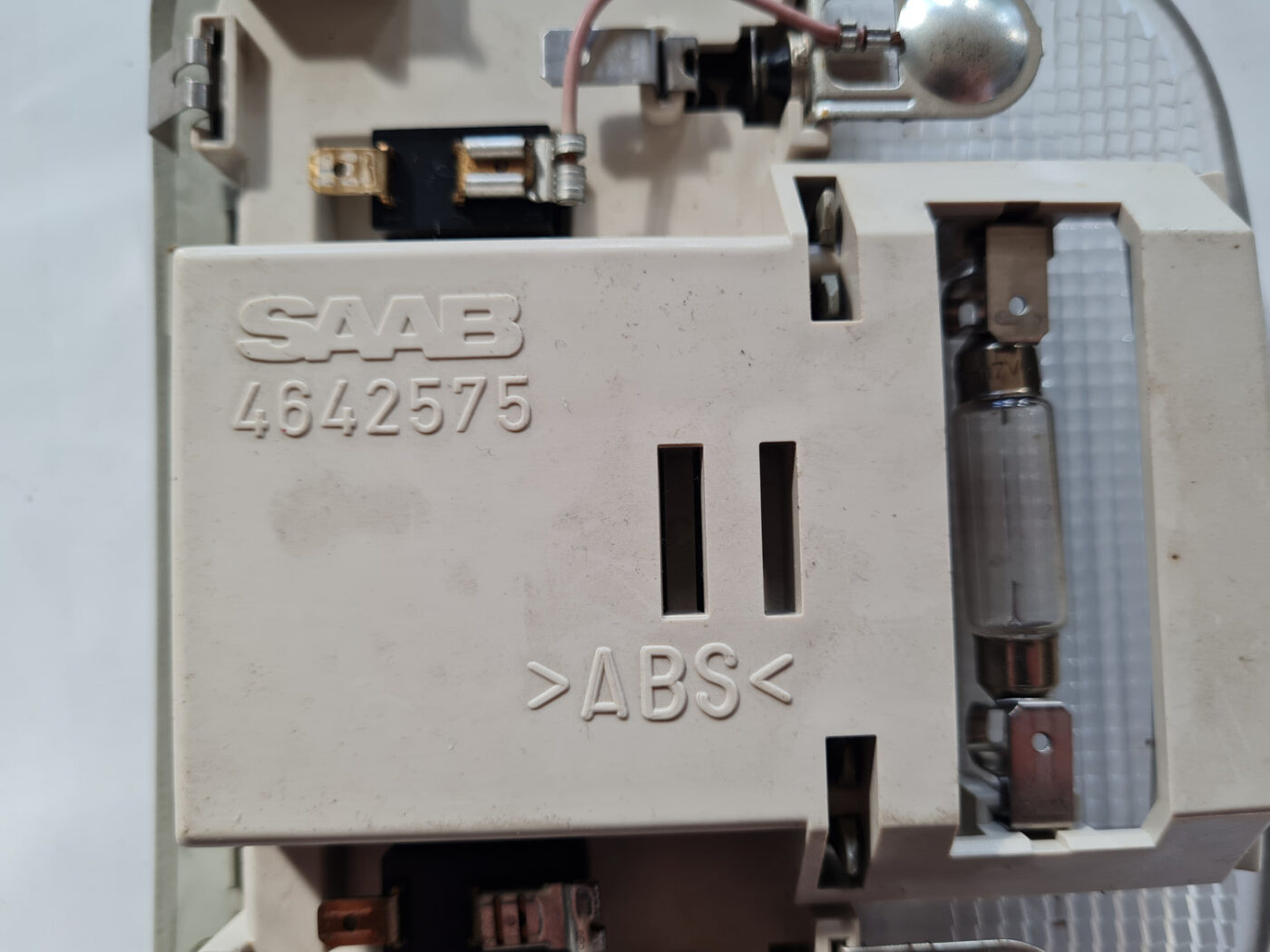 Aizmugurējo sēdvietu apgaismojums priekš SAAB 9-3 2009 3 Aizmugurējo sēdvietu apgaismojums priekš SAAB 9-3 2009