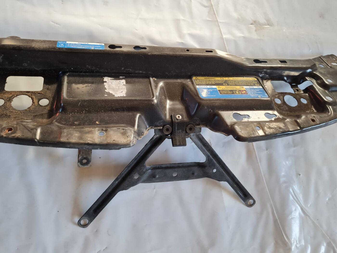 Priekšējā radiatora rāmja augšēja daļa priekš SAAB 9-3 2009 6 Priekšējā radiatora rāmja augšēja daļa priekš SAAB 9-3 2009