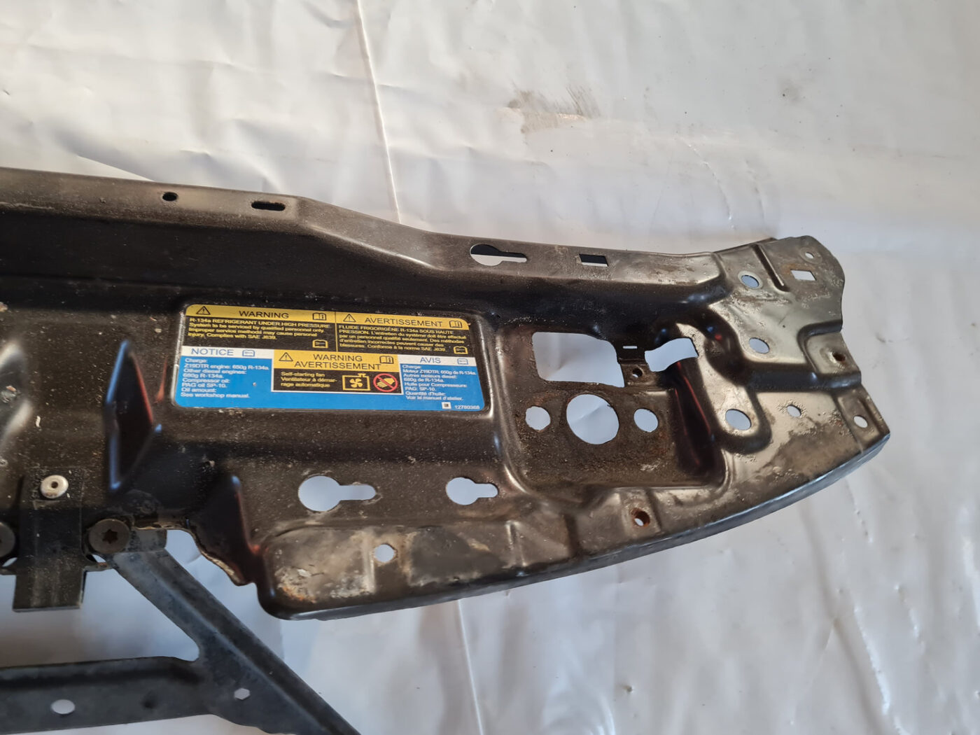 Priekšējā radiatora rāmja augšēja daļa priekš SAAB 9-3 2009 5 Priekšējā radiatora rāmja augšēja daļa priekš SAAB 9-3 2009