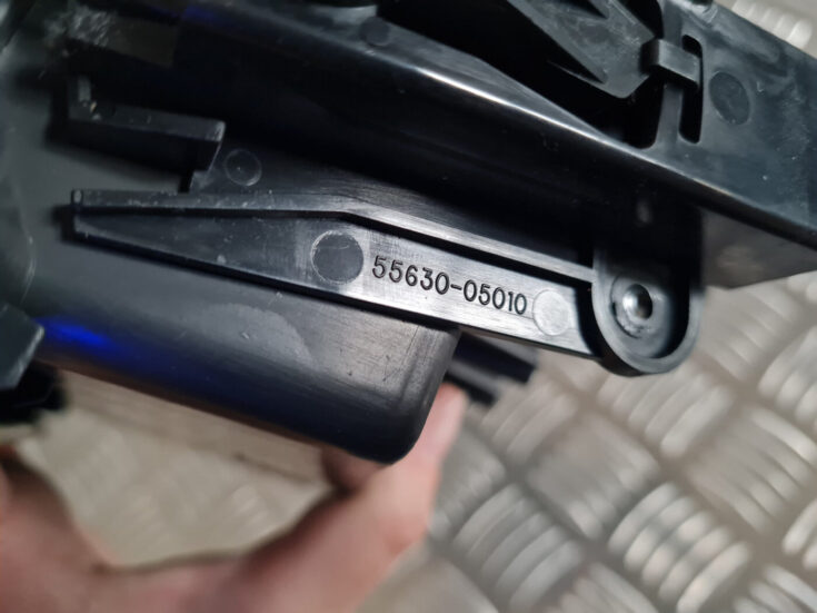 Centrālās konsoles nodalījums priekš TOYOTA AVENSIS 2007 UNIVERSAL