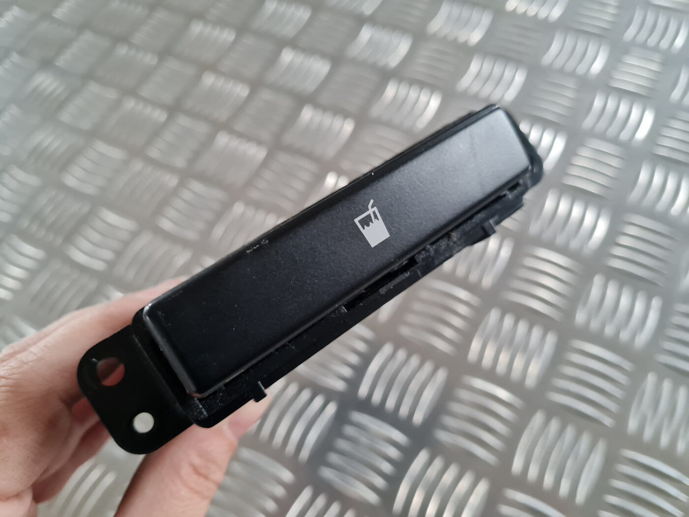 Krūzes turētājs priekš TOYOTA AVENSIS 2007 UNIVERSAL 5 Krūzes turētājs priekš TOYOTA AVENSIS 2007 UNIVERSAL