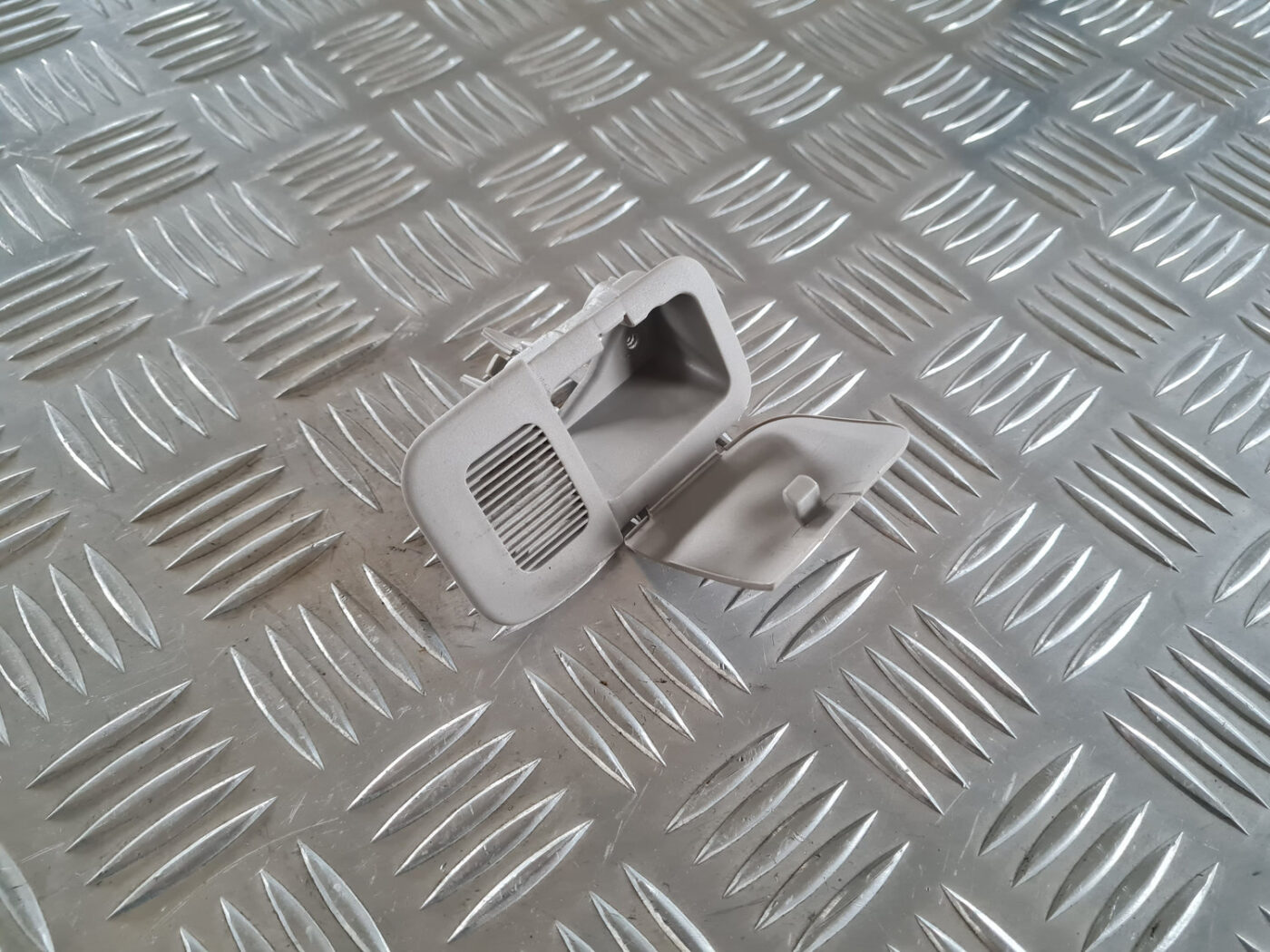 Salona āķis griestos priekš TOYOTA AVENSIS 2007 UNIVERSAL 1 Salona āķis griestos priekš TOYOTA AVENSIS 2007 UNIVERSAL