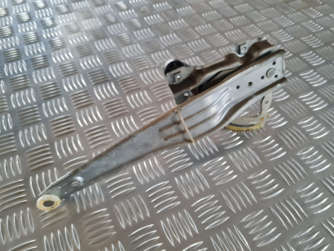 Stikla pacelšanas mehānisms aizmugurējais labais priekš TOYOTA AVENSIS 2007 UNIVERSAL 3 Stikla pacelšanas mehānisms aizmugurējais labais priekš TOYOTA AVENSIS 2007 UNIVERSAL