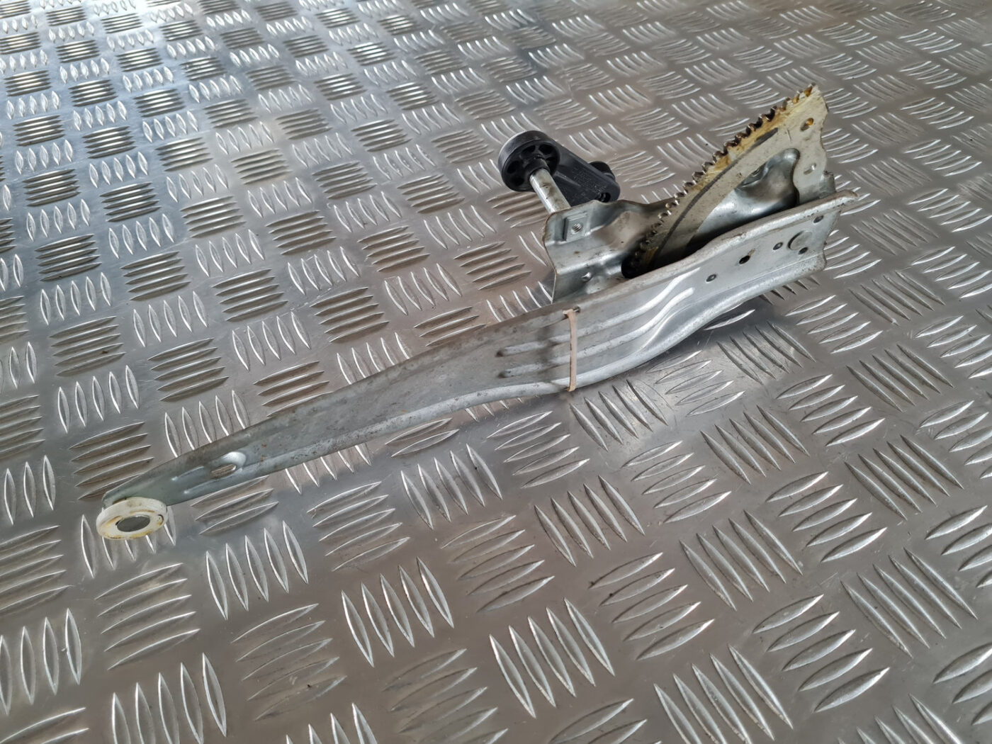 Stikla pacelšanas mehānisms aizmugurējais kreisais priekš TOYOTA AVENSIS 2007 UNIVERSAL 3 Stikla pacelšanas mehānisms aizmugurējais kreisais priekš TOYOTA AVENSIS 2007 UNIVERSAL