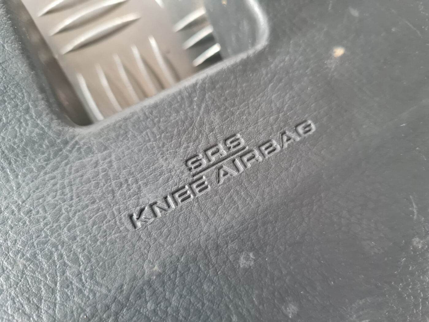 Šofera ceļgalu drošības spilvens priekš TOYOTA AVENSIS 2007 UNIVERSAL 2 Šofera ceļgalu drošības spilvens priekš TOYOTA AVENSIS 2007 UNIVERSAL