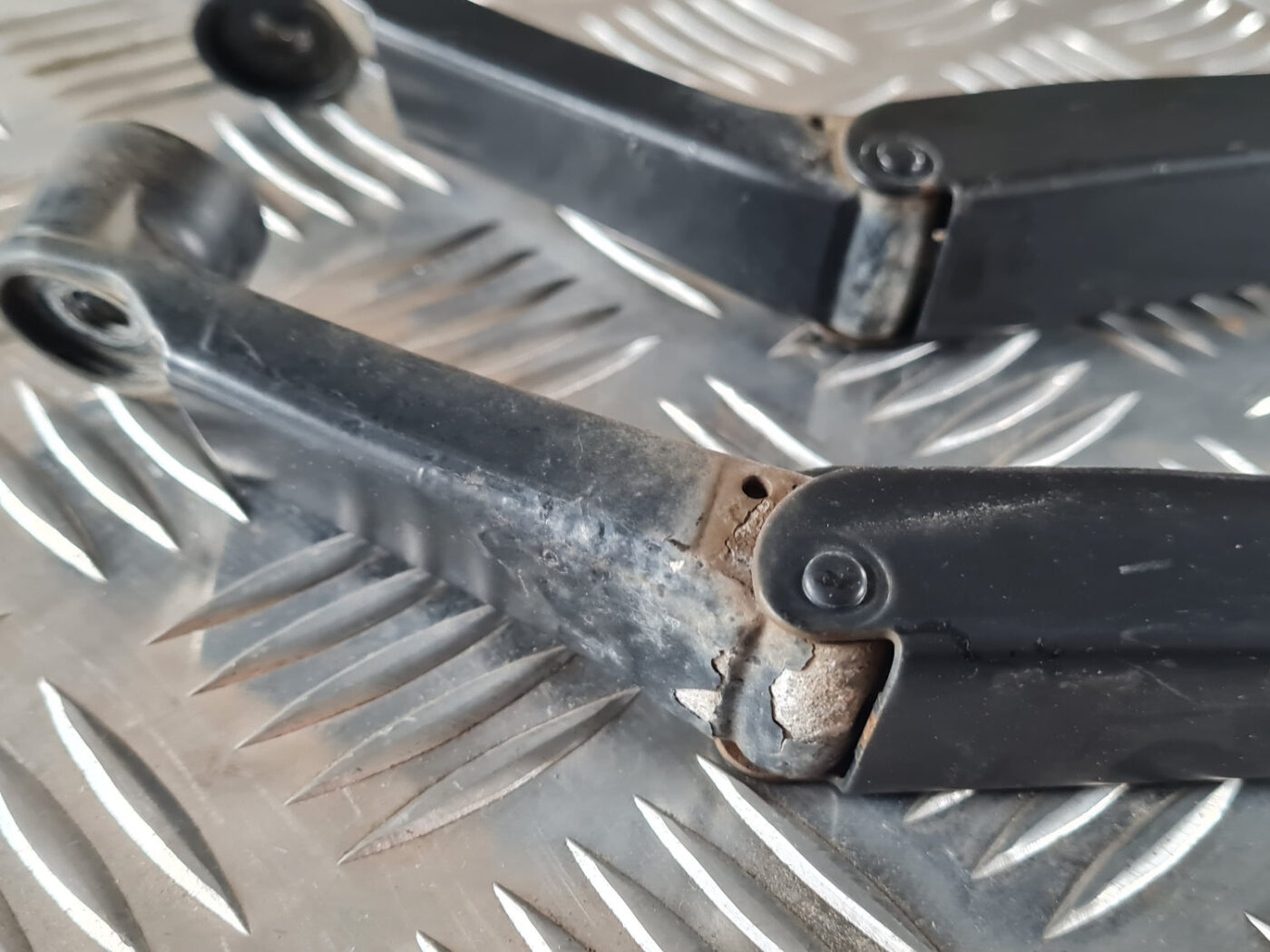 Vējstikla slotu turētāju komplekts priekš TOYOTA AVENSIS 2007 UNIVERSAL 9 Vējstikla slotu turētāju komplekts priekš TOYOTA AVENSIS 2007 UNIVERSAL