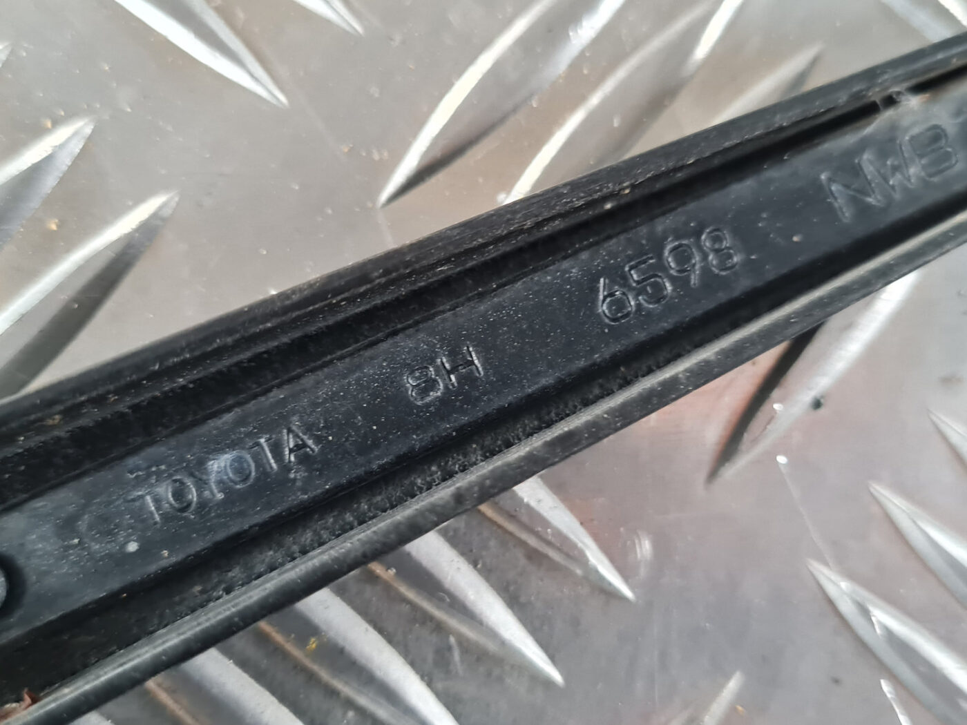 Vējstikla slotu turētāju komplekts priekš TOYOTA AVENSIS 2007 UNIVERSAL 6 Vējstikla slotu turētāju komplekts priekš TOYOTA AVENSIS 2007 UNIVERSAL