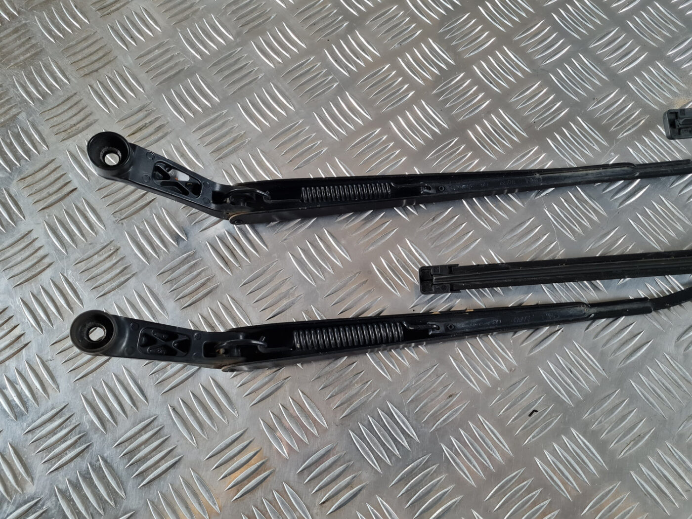 Vējstikla slotu turētāju komplekts priekš TOYOTA AVENSIS 2007 UNIVERSAL 4 Vējstikla slotu turētāju komplekts priekš TOYOTA AVENSIS 2007 UNIVERSAL