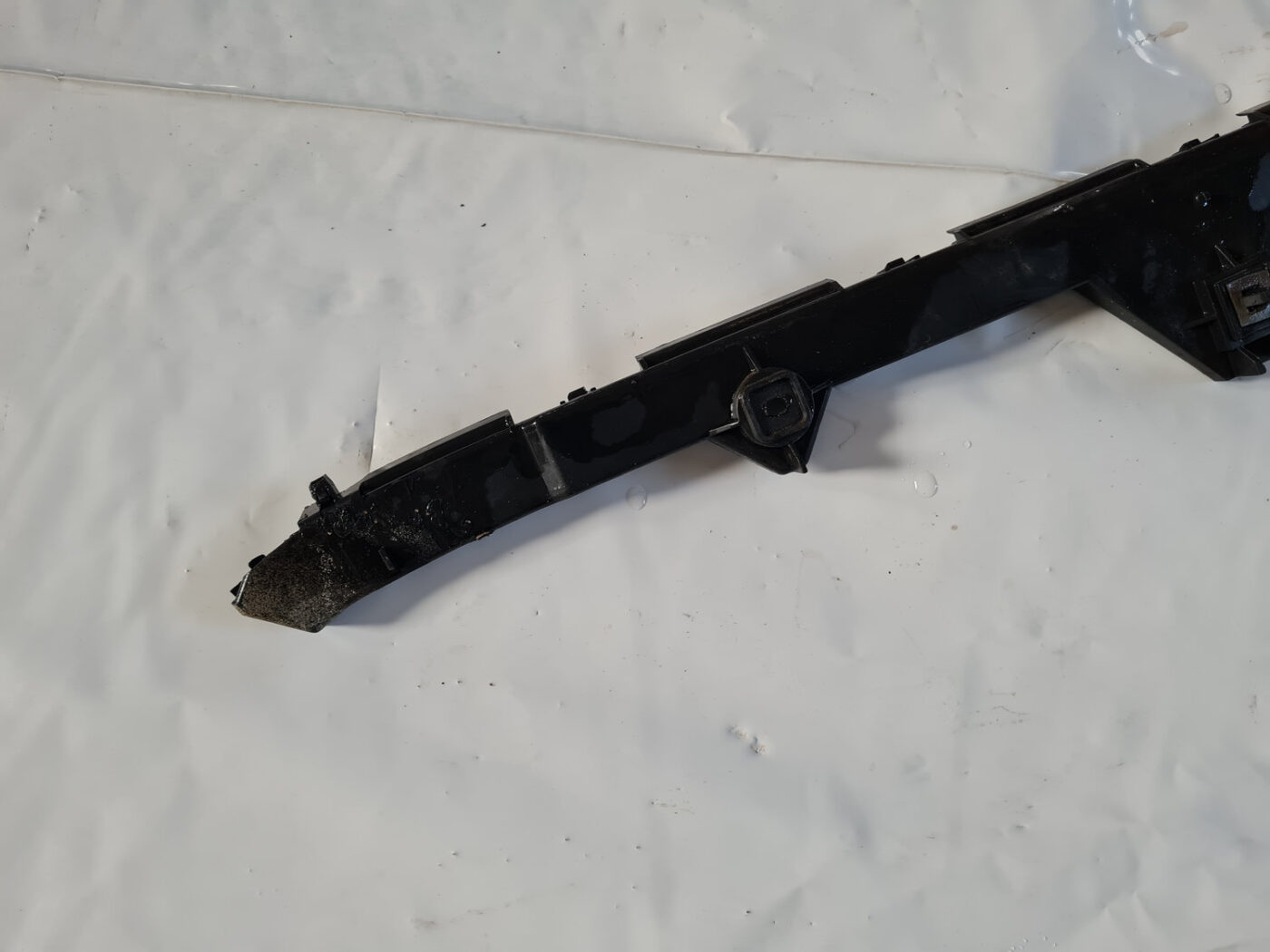 Aizmugurēja bufera kronšteins priekš TOYOTA AVENSIS 2007 UNIVERSAL 2 Aizmugurēja bufera kronšteins priekš TOYOTA AVENSIS 2007 UNIVERSAL