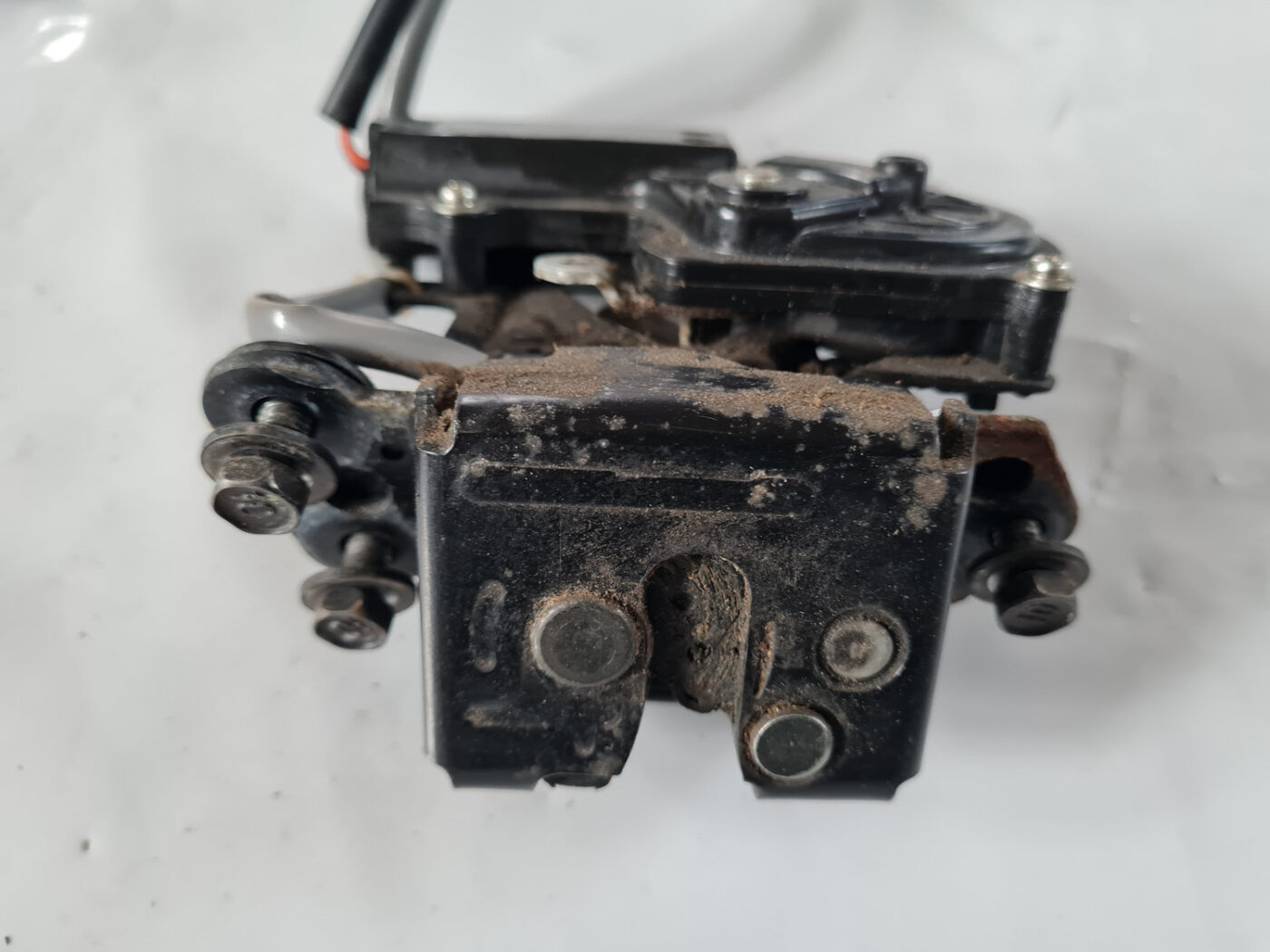 Bagāžnieka vāka slēdzene priekš TOYOTA AVENSIS 2007 UNIVERSAL 2 Bagāžnieka vāka slēdzene priekš TOYOTA AVENSIS 2007 UNIVERSAL