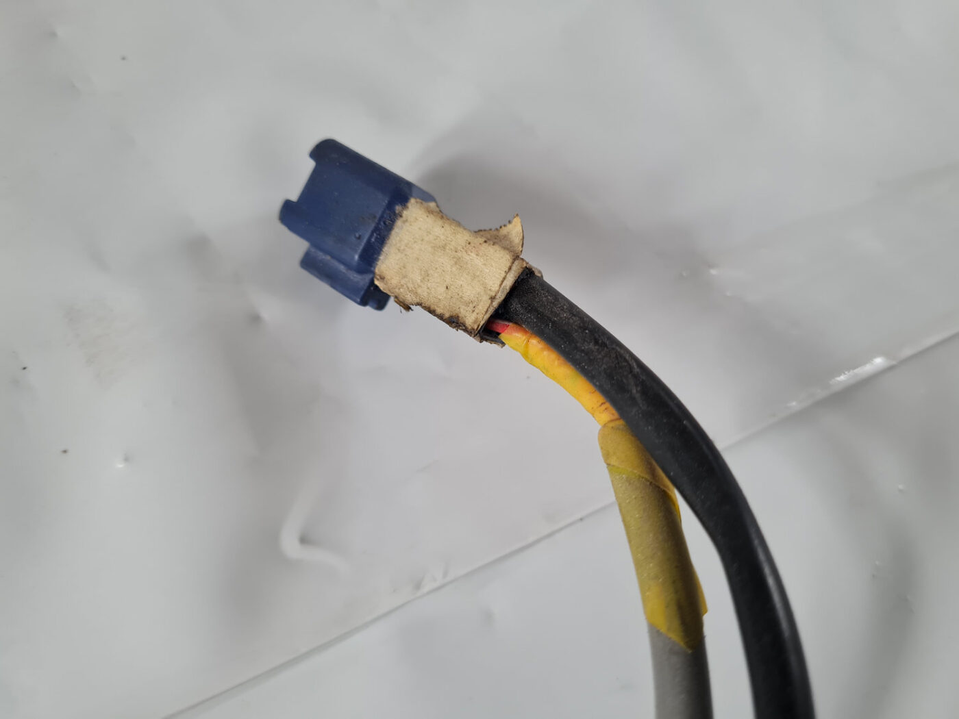 Bagāžnieka vāka slēdzene priekš TOYOTA AVENSIS 2007 UNIVERSAL 5 Bagāžnieka vāka slēdzene priekš TOYOTA AVENSIS 2007 UNIVERSAL