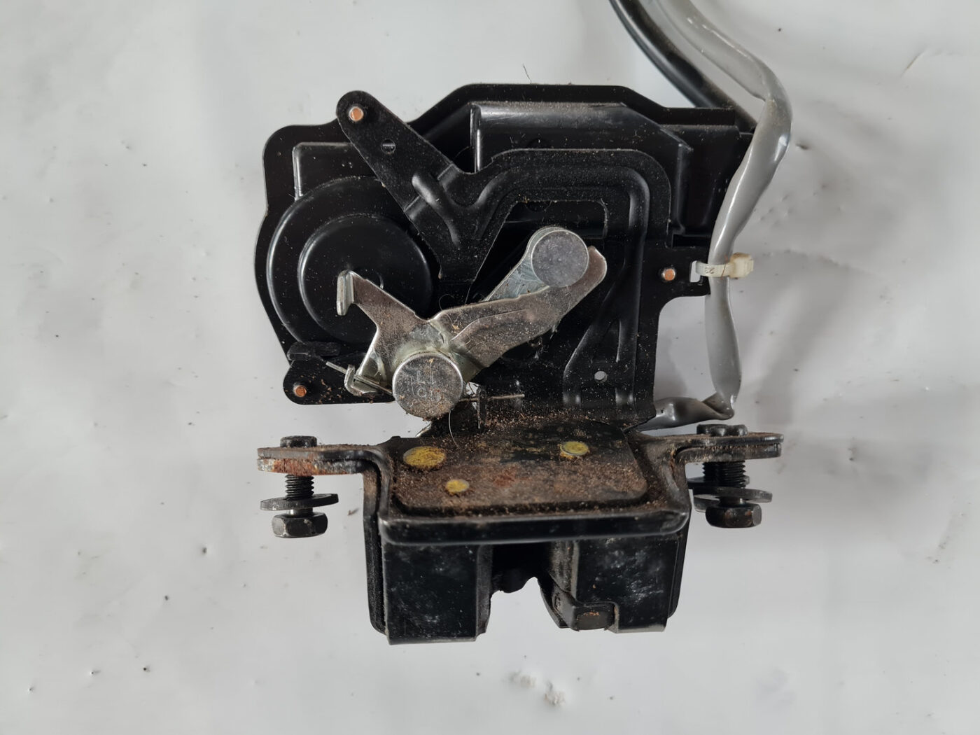 Bagāžnieka vāka slēdzene priekš TOYOTA AVENSIS 2007 UNIVERSAL 4 Bagāžnieka vāka slēdzene priekš TOYOTA AVENSIS 2007 UNIVERSAL