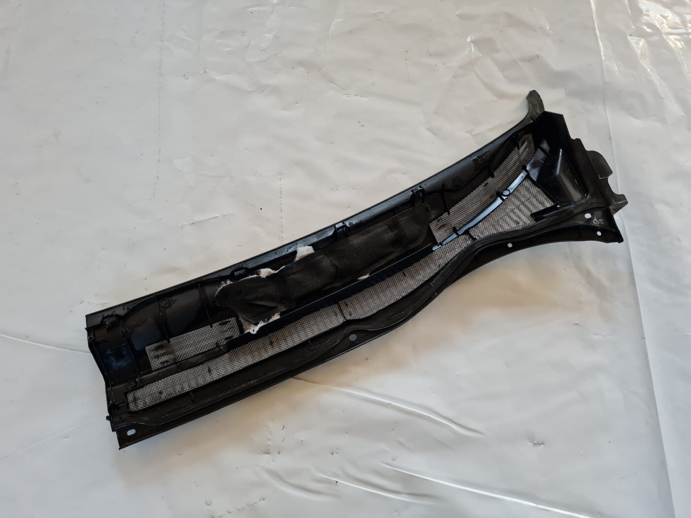 Vējstikla uzlikas (deflektora) režģis priekš TOYOTA AVENSIS 2007 UNIVERSAL 5 Vējstikla uzlikas (deflektora) režģis priekš TOYOTA AVENSIS 2007 UNIVERSAL