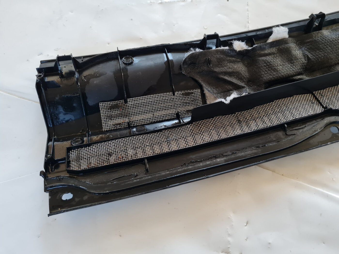 Vējstikla uzlikas (deflektora) režģis priekš TOYOTA AVENSIS 2007 UNIVERSAL 4 Vējstikla uzlikas (deflektora) režģis priekš TOYOTA AVENSIS 2007 UNIVERSAL