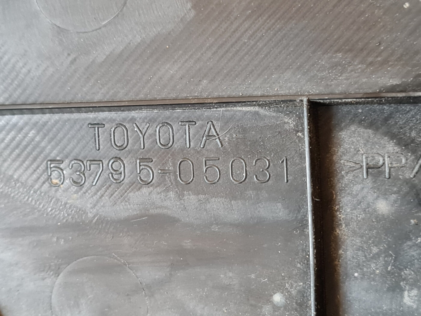 Radiatoru augšēja uzlika priekš TOYOTA AVENSIS 2007 UNIVERSAL 3 Radiatoru augšēja uzlika priekš TOYOTA AVENSIS 2007 UNIVERSAL