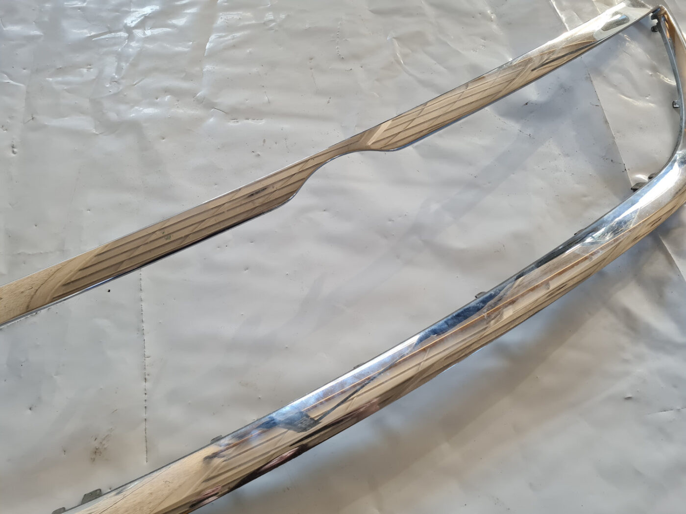 Priekšējā režģa hromēta uzlika priekš VW PASSAT CC 2009 11 Priekšējā režģa hromēta uzlika priekš VW PASSAT CC 2009