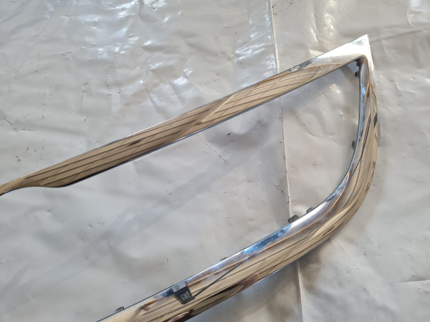 Priekšējā režģa hromēta uzlika priekš VW PASSAT CC 2009 10 Priekšējā režģa hromēta uzlika priekš VW PASSAT CC 2009