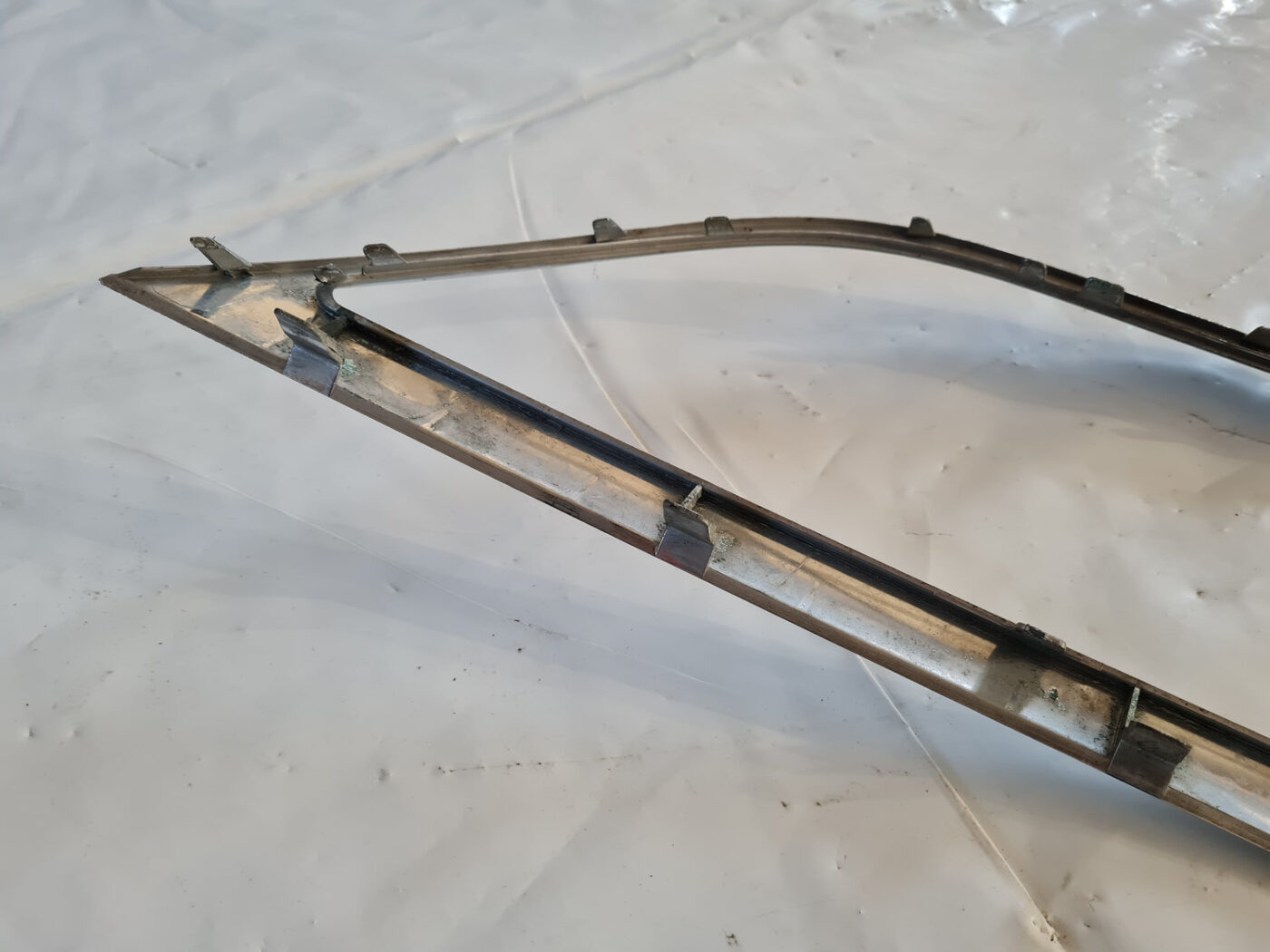 Priekšējā režģa hromēta uzlika priekš VW PASSAT CC 2009 8 Priekšējā režģa hromēta uzlika priekš VW PASSAT CC 2009