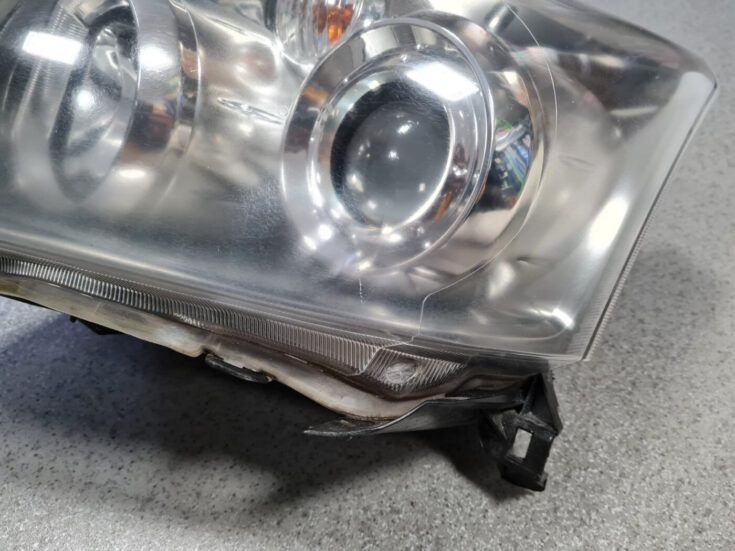 Priekšējais kreisais lukturis priekš TOYOTA AVENSIS 2007 UNIVERSAL