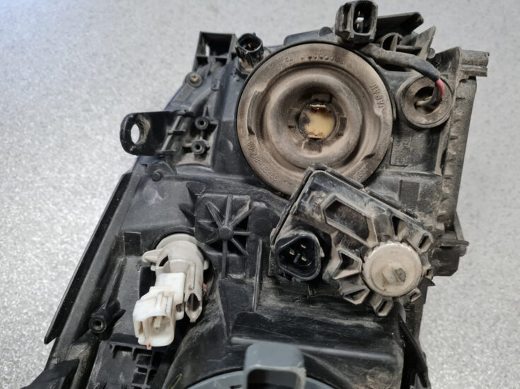 Priekšējais kreisais lukturis priekš TOYOTA AVENSIS 2007 UNIVERSAL