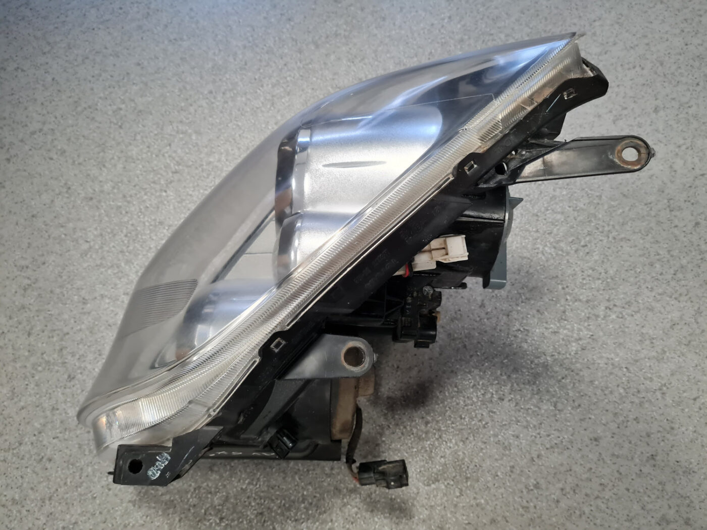 Priekšējais labais lukturis priekš TOYOTA AVENSIS 2007 UNIVERSAL 10 Priekšējais labais lukturis priekš TOYOTA AVENSIS 2007 UNIVERSAL