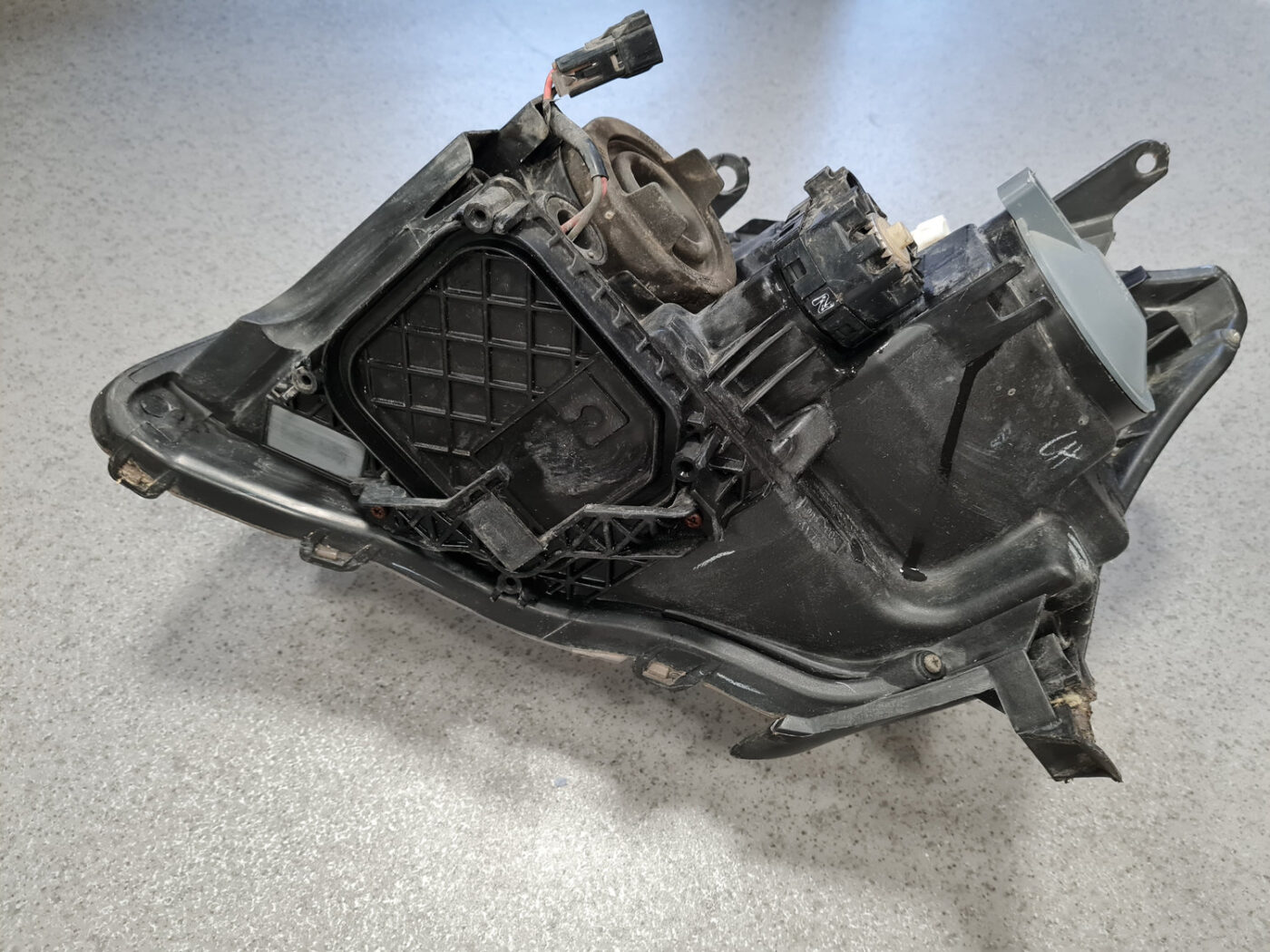 Priekšējais labais lukturis priekš TOYOTA AVENSIS 2007 UNIVERSAL 8 Priekšējais labais lukturis priekš TOYOTA AVENSIS 2007 UNIVERSAL