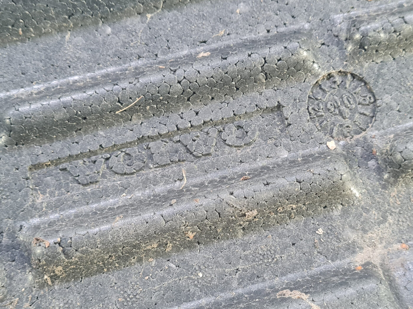 Priekšēja bufera putuplasts priekš VOLVO V70 2006 3 Priekšēja bufera putuplasts priekš VOLVO V70 2006