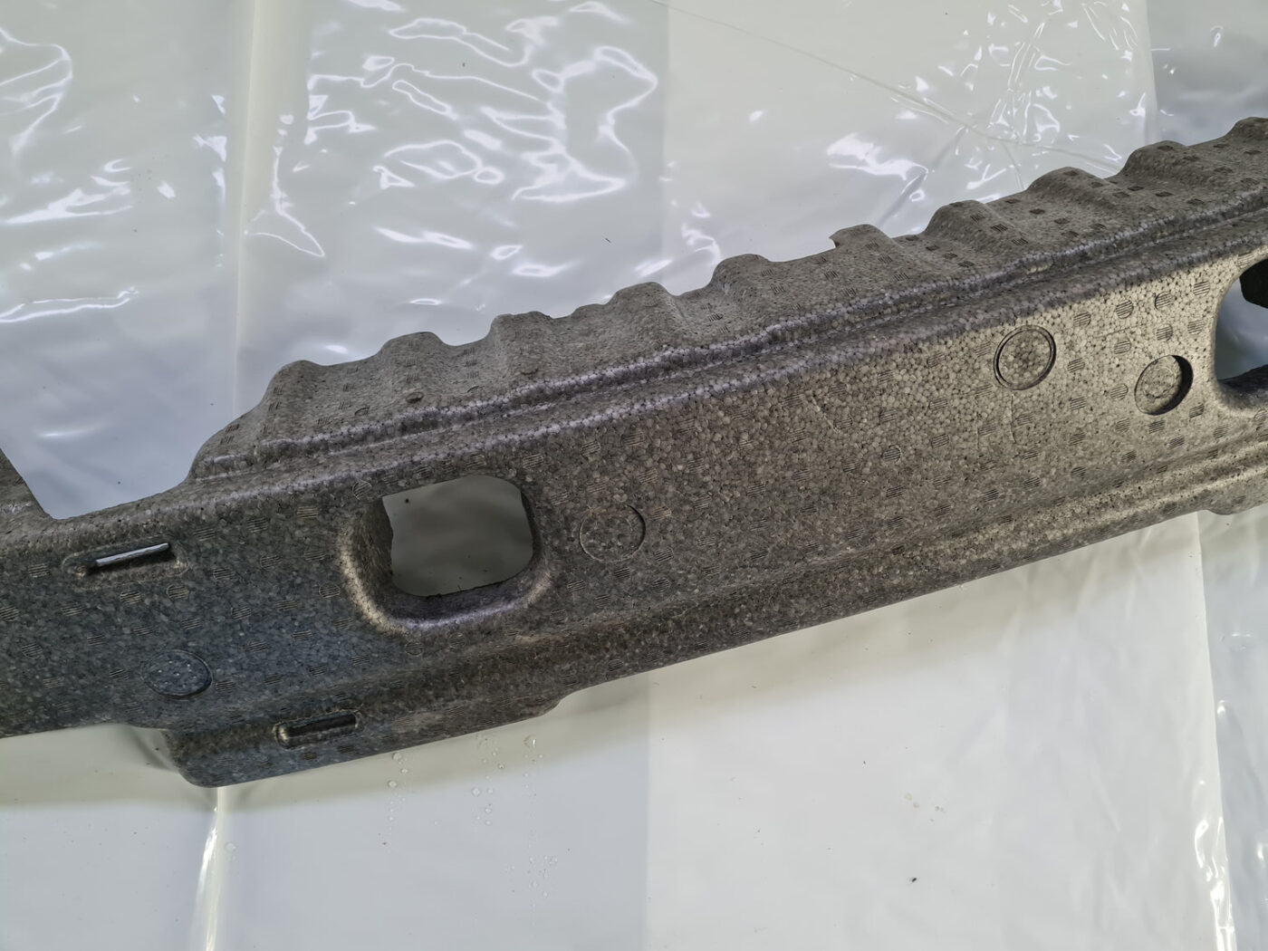 Aizmugurēja bufera putuplasts priekš KIA SORENTO 2004-2008 13 Aizmugurēja bufera putuplasts priekš KIA SORENTO 2004-2008