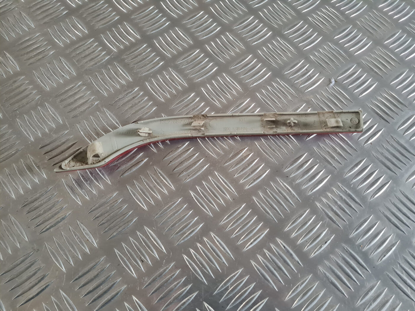 Aizmugurējais atstarotājs priekš OPEL INSIGNIA 2010 5 Aizmugurējais atstarotājs priekš OPEL INSIGNIA 2010