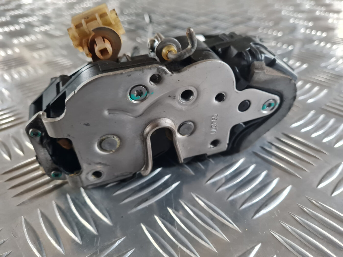 Priekšējo kreiso durvju slēdzene priekš OPEL INSIGNIA 2010 2 Priekšējo kreiso durvju slēdzene priekš OPEL INSIGNIA 2010