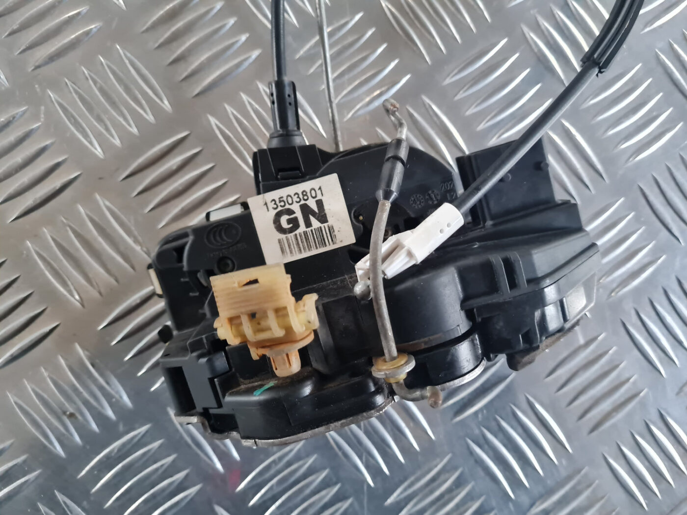 Priekšējo kreiso durvju slēdzene priekš OPEL INSIGNIA 2010 6 Priekšējo kreiso durvju slēdzene priekš OPEL INSIGNIA 2010