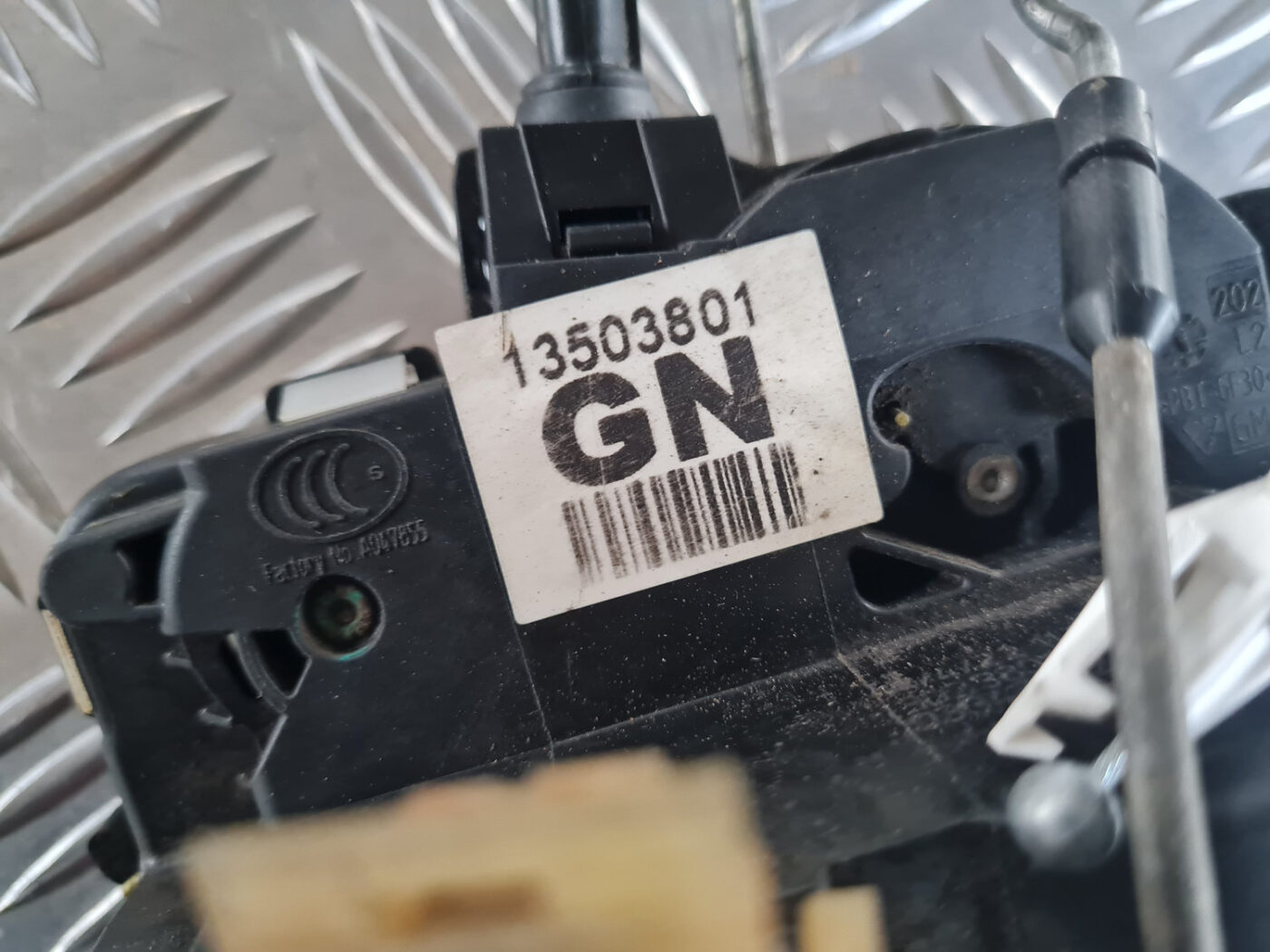 Priekšējo kreiso durvju slēdzene priekš OPEL INSIGNIA 2010 5 Priekšējo kreiso durvju slēdzene priekš OPEL INSIGNIA 2010