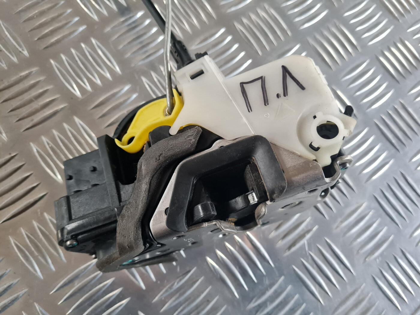 Priekšējo kreiso durvju slēdzene priekš OPEL INSIGNIA 2010 4 Priekšējo kreiso durvju slēdzene priekš OPEL INSIGNIA 2010