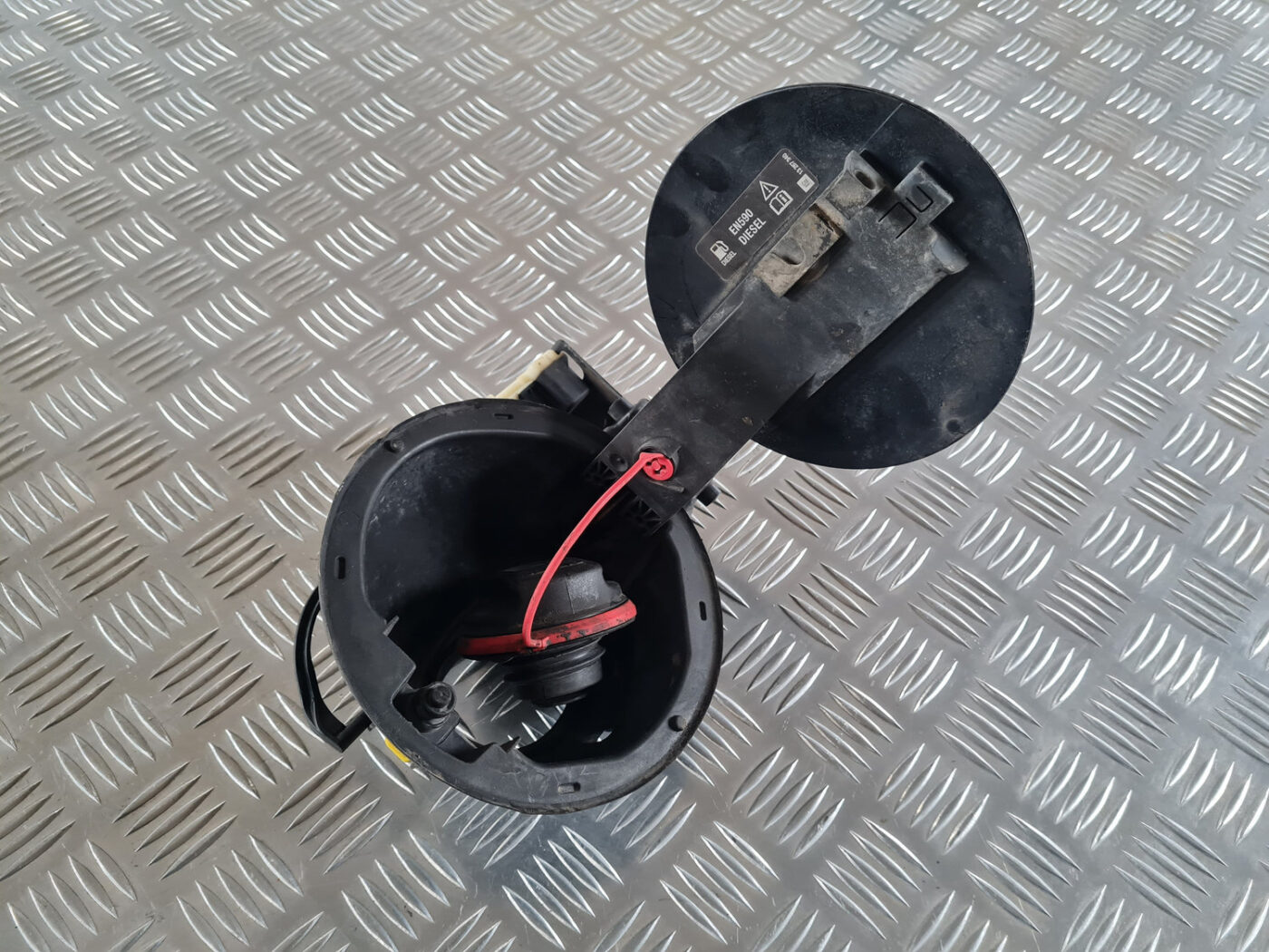 Degvielas tvertnes vāks priekš OPEL INSIGNIA 2010 2 Degvielas tvertnes vāks priekš OPEL INSIGNIA 2010