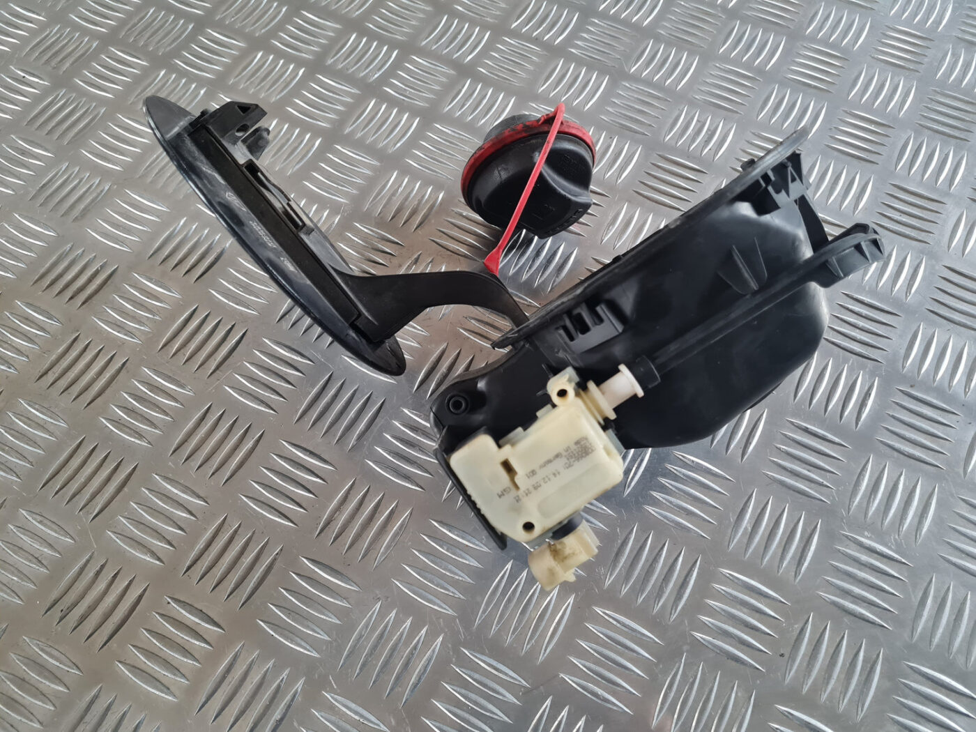 Degvielas tvertnes vāks priekš OPEL INSIGNIA 2010 7 Degvielas tvertnes vāks priekš OPEL INSIGNIA 2010