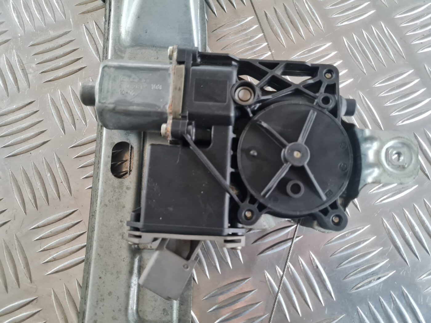 Stikla pacelšanas mehānisms aizmugurējais kreisais priekš OPEL INSIGNIA 2010 6 Stikla pacelšanas mehānisms aizmugurējais kreisais priekš OPEL INSIGNIA 2010