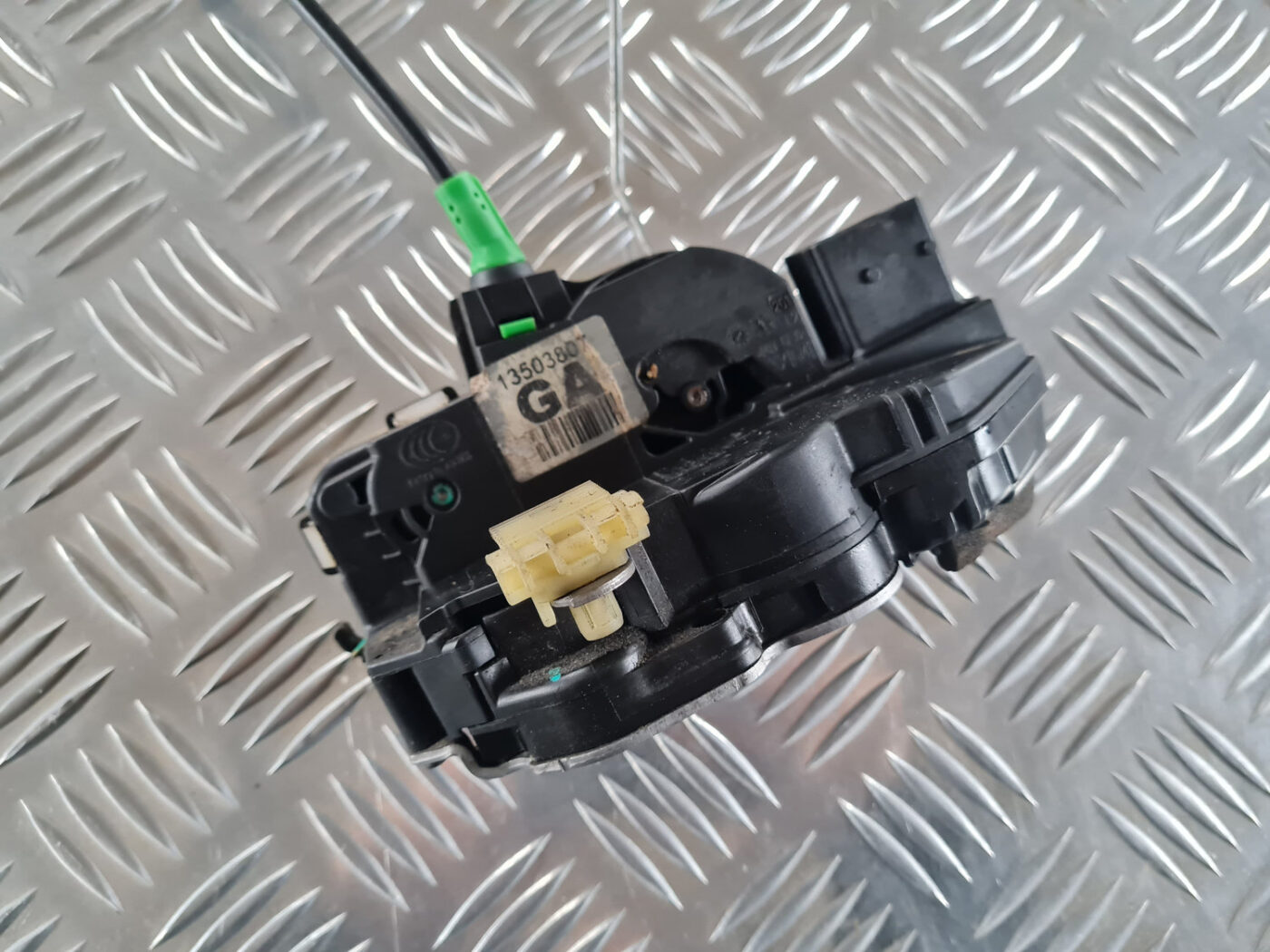 Aizmugurējo kreiso durvju slēdzene priekš OPEL INSIGNIA 2010 2 Aizmugurējo kreiso durvju slēdzene priekš OPEL INSIGNIA 2010