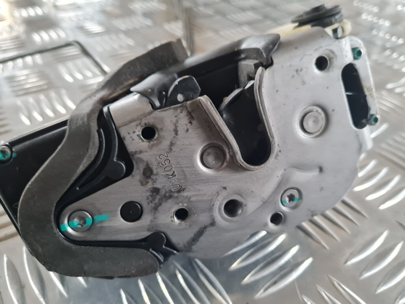 Aizmugurējo kreiso durvju slēdzene priekš OPEL INSIGNIA 2010 3 Aizmugurējo kreiso durvju slēdzene priekš OPEL INSIGNIA 2010