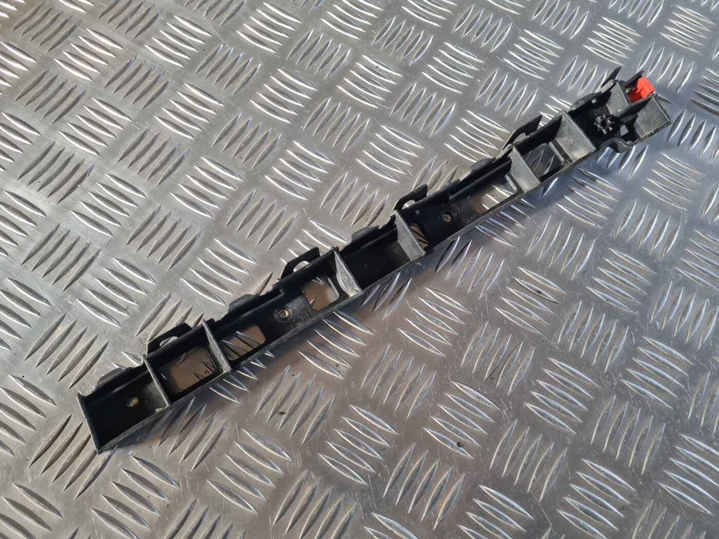 Aizmugurēja bufera kronšteins priekš OPEL INSIGNIA 2010 7 Aizmugurēja bufera kronšteins priekš OPEL INSIGNIA 2010