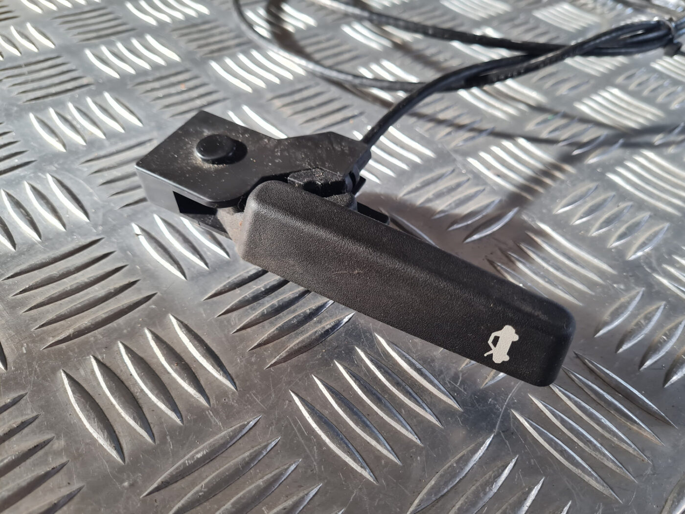 Pārsega slēdzenes trose priekš OPEL INSIGNIA 2010 2 Pārsega slēdzenes trose priekš OPEL INSIGNIA 2010