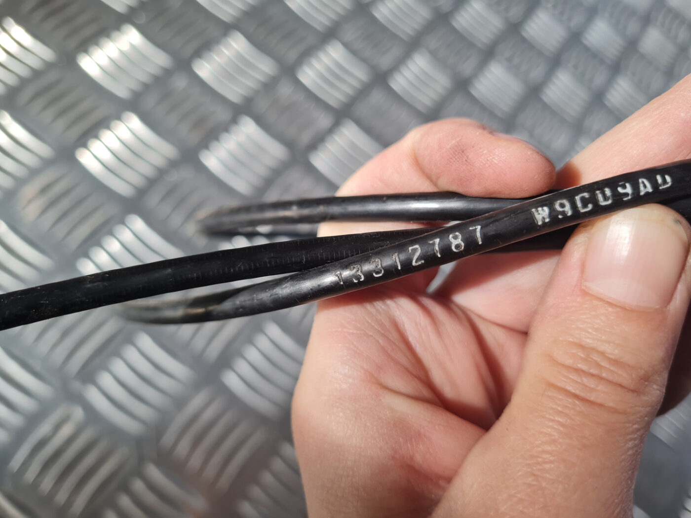 Pārsega slēdzenes trose priekš OPEL INSIGNIA 2010 4 Pārsega slēdzenes trose priekš OPEL INSIGNIA 2010