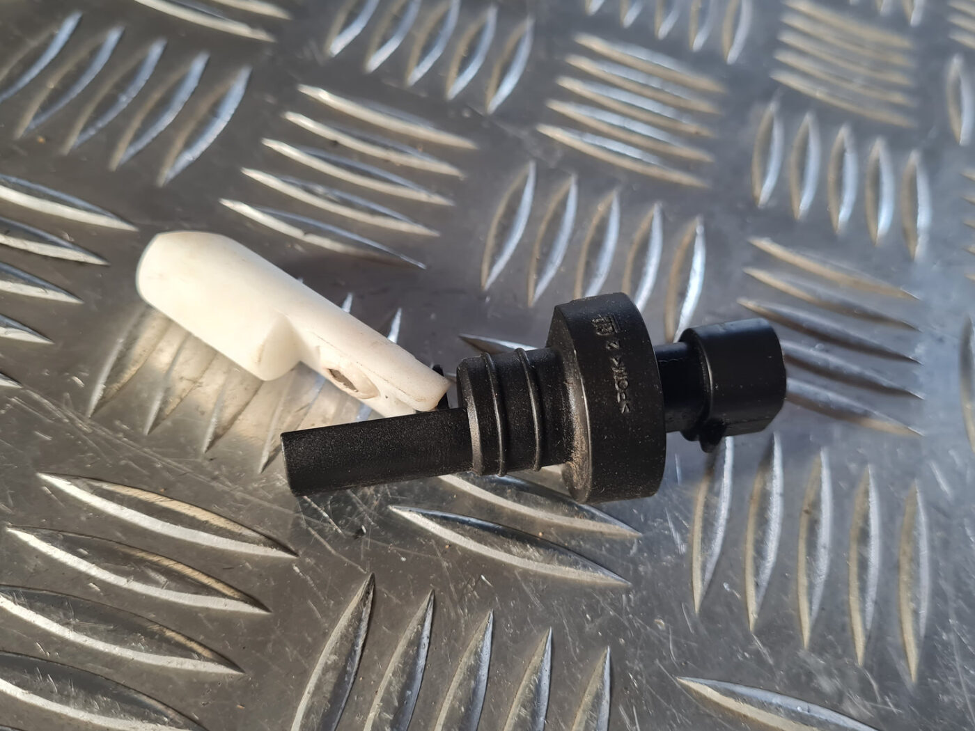 Vējstikla mazgātāja līmeņa sensors priekš OPEL INSIGNIA 2010 2 Vējstikla mazgātāja līmeņa sensors priekš OPEL INSIGNIA 2010