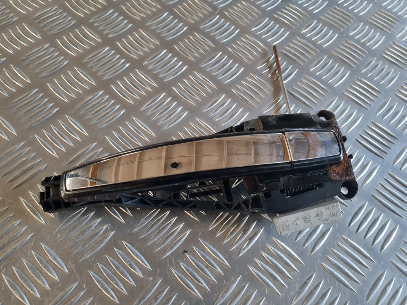 Priekšējāis labais durvju rokturis priekš OPEL INSIGNIA 2010 2 Priekšējāis labais durvju rokturis priekš OPEL INSIGNIA 2010