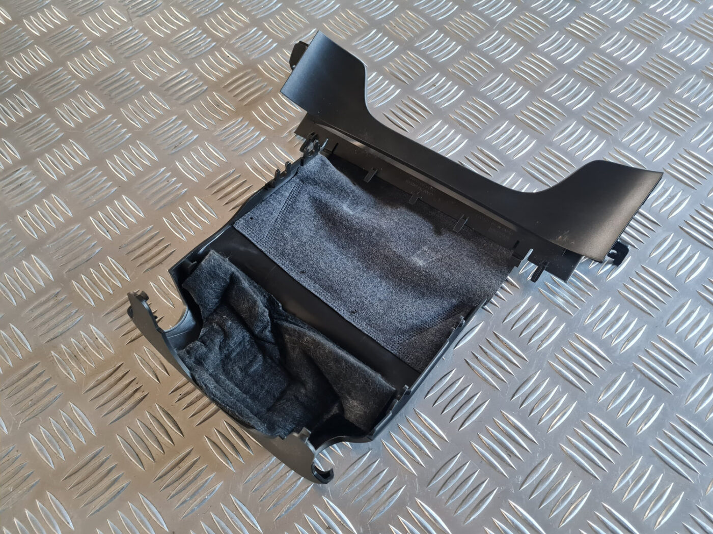 Stūres statnes putekļu aizsargs (salonā) priekš OPEL INSIGNIA 2010 6 Stūres statnes putekļu aizsargs (salonā) priekš OPEL INSIGNIA 2010